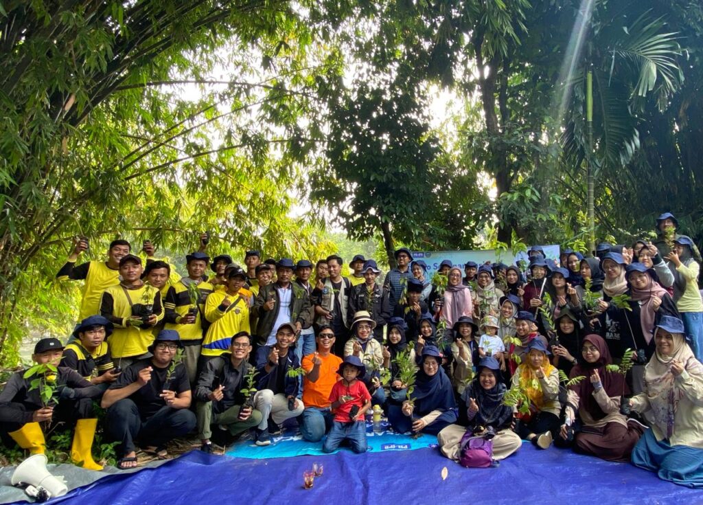 Kegiatan penanaman pohon oleh Ecologica PSL-IPB tanggal 21 Juli 2024 di bantaran Sungai Ciliwung Desa Sukaresmi Kecamatan Tanah sereal kabupaten Bogor 