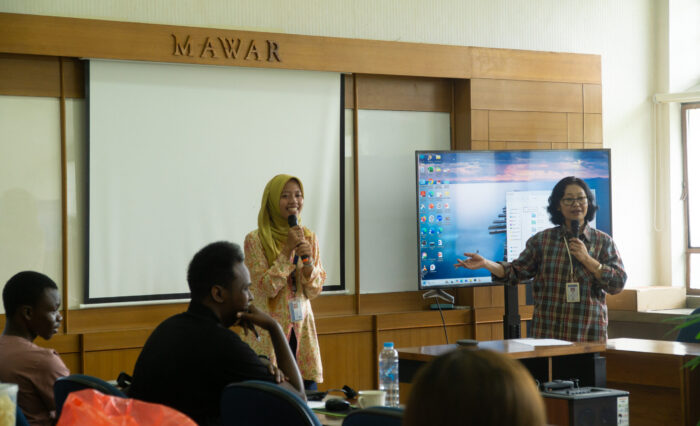 Peserta memperkenalkan diri