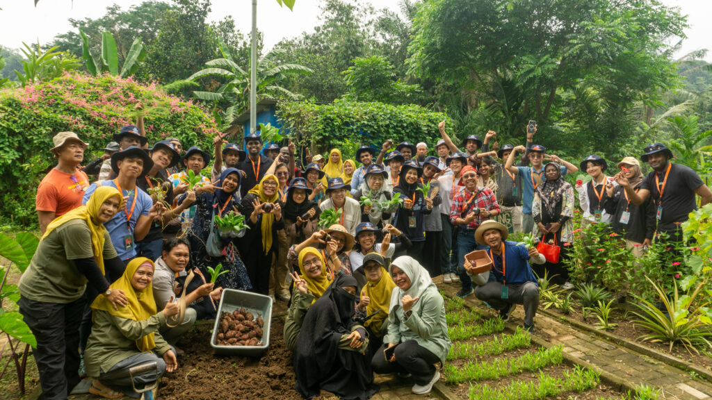 Kunjungan lapang peserta ISCoNREM 2025 ke KWT ASRI Bubulak