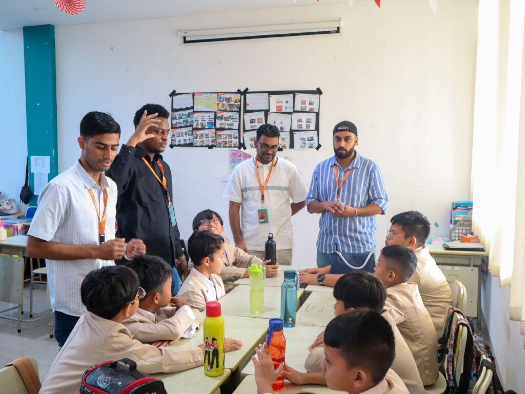 Peserta ISCoNREM 2025 memberikan pembelajaran interaktif kepada siswa kelas 5 SD Bina Insani Bogor